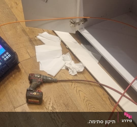 מכשיר צילום צנרת, מקדחה, ארון פתוח, צינור אדום